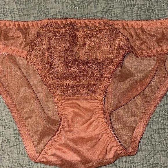 Elegant Lace Women's Intimate undies - Picture 3 of 4